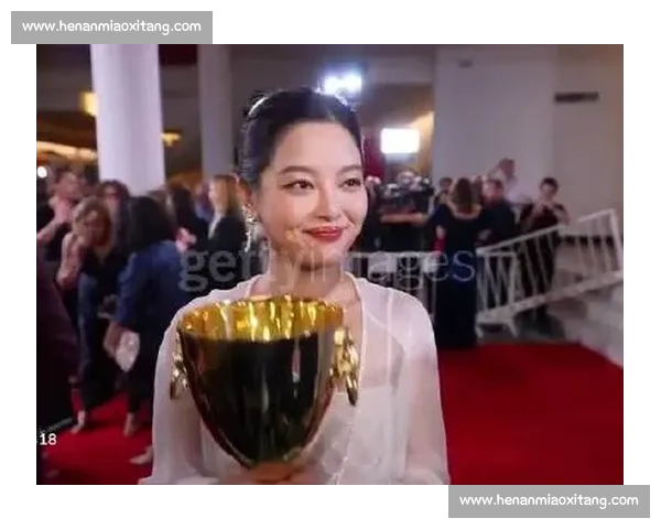 辛芷蕾威尼斯听译名场面:一句 “啥呀” 松弛感封神